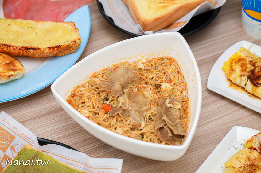 這家早餐店新推出抹茶奶酥厚片用料毫不手軟，撥開厚厚抹茶奶酥醬令人凍未條~