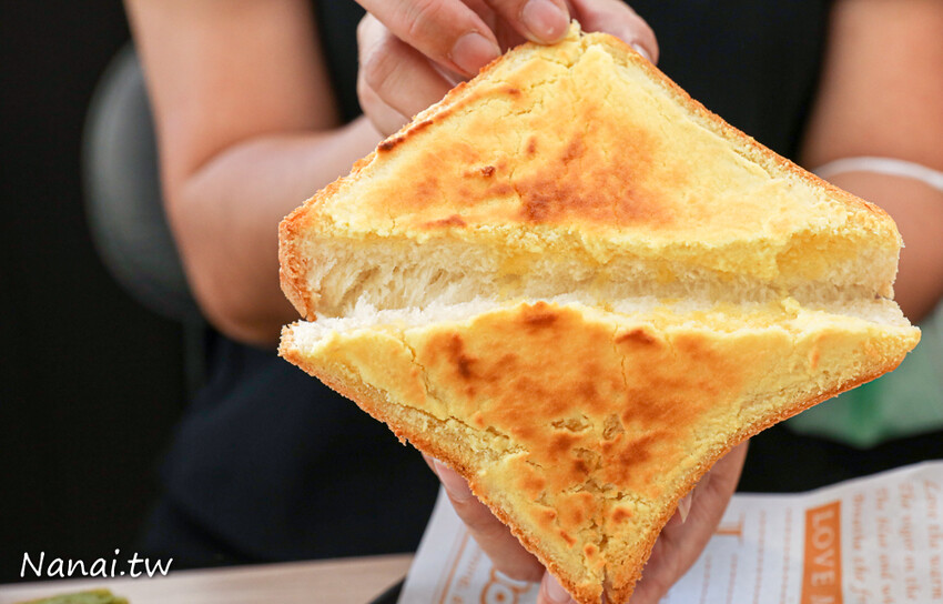 這家早餐店新推出抹茶奶酥厚片用料毫不手軟，撥開厚厚抹茶奶酥醬令人凍未條~