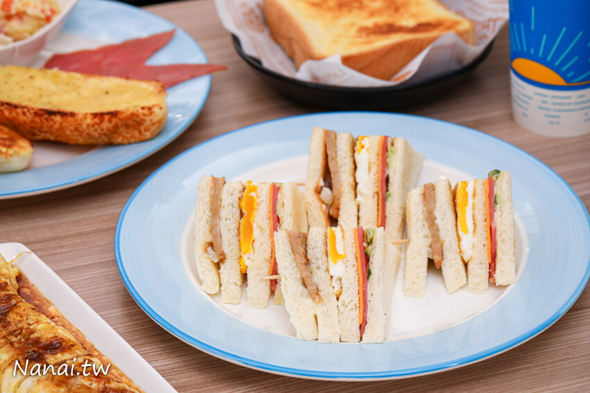 這家早餐店新推出抹茶奶酥厚片用料毫不手軟，撥開厚厚抹茶奶酥醬令人凍未條~