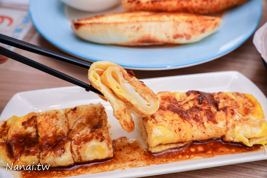 這家早餐店新推出抹茶奶酥厚片用料毫不手軟，撥開厚厚抹茶奶酥醬令人凍未條~