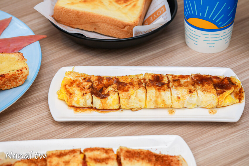 這家早餐店新推出抹茶奶酥厚片用料毫不手軟，撥開厚厚抹茶奶酥醬令人凍未條~