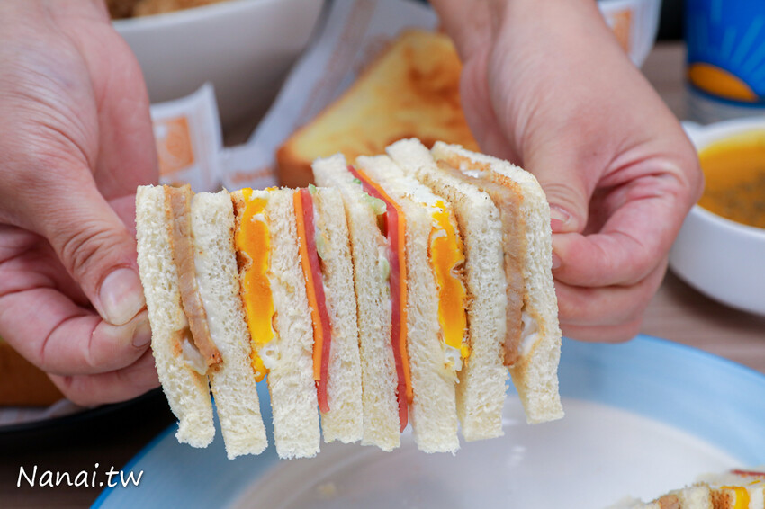 這家早餐店新推出抹茶奶酥厚片用料毫不手軟，撥開厚厚抹茶奶酥醬令人凍未條~