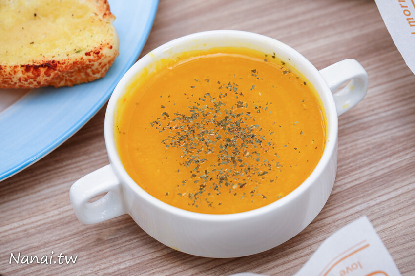 這家早餐店新推出抹茶奶酥厚片用料毫不手軟，撥開厚厚抹茶奶酥醬令人凍未條~