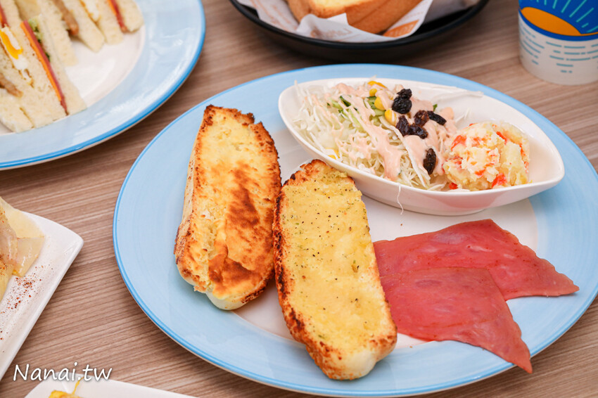 這家早餐店新推出抹茶奶酥厚片用料毫不手軟，撥開厚厚抹茶奶酥醬令人凍未條~