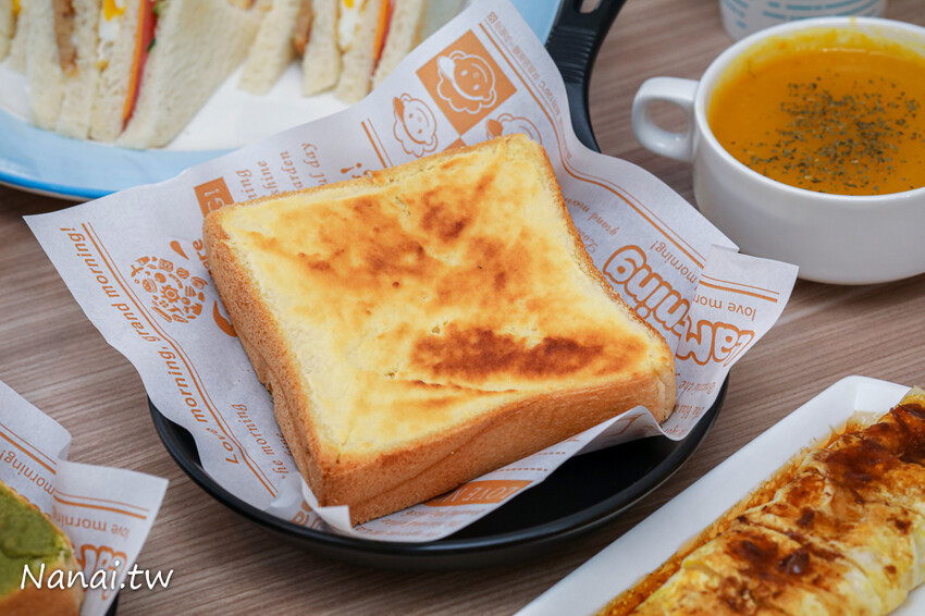 這家早餐店新推出抹茶奶酥厚片用料毫不手軟，撥開厚厚抹茶奶酥醬令人凍未條~