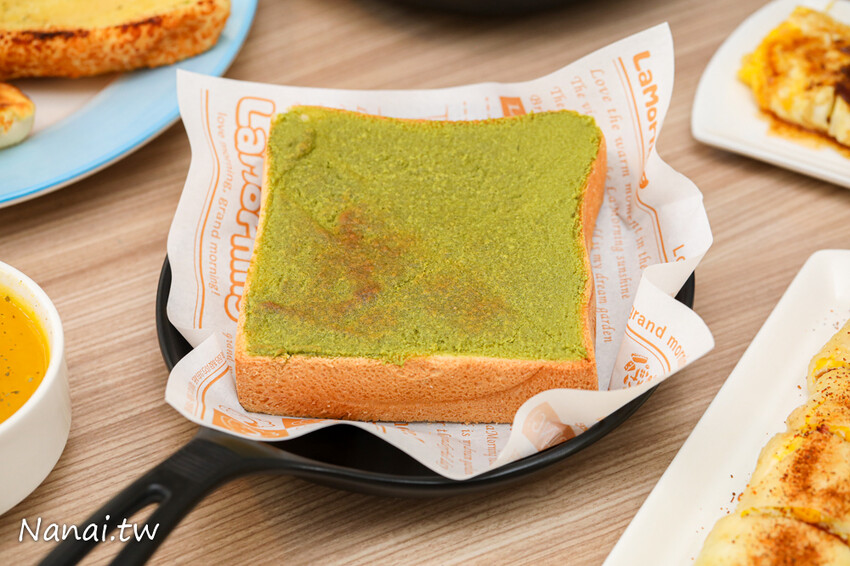 這家早餐店新推出抹茶奶酥厚片用料毫不手軟，撥開厚厚抹茶奶酥醬令人凍未條~