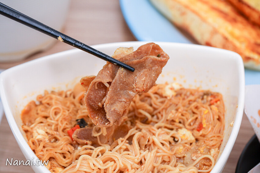 這家早餐店新推出抹茶奶酥厚片用料毫不手軟，撥開厚厚抹茶奶酥醬令人凍未條~