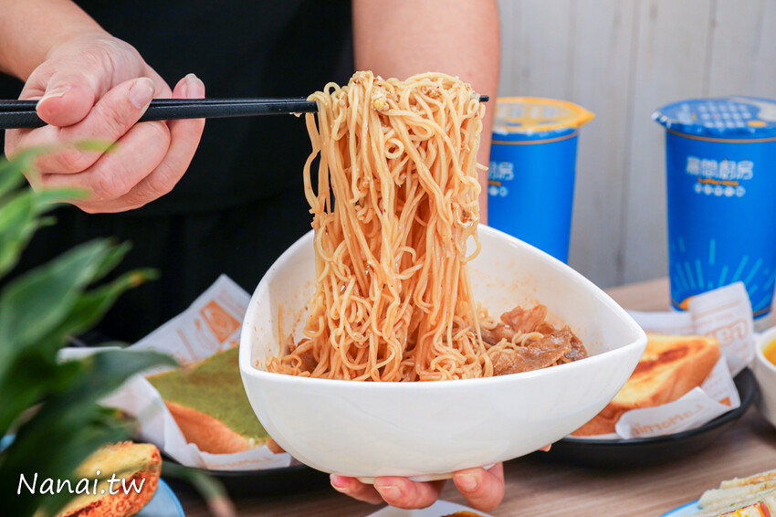 這家早餐店新推出抹茶奶酥厚片用料毫不手軟，撥開厚厚抹茶奶酥醬令人凍未條~