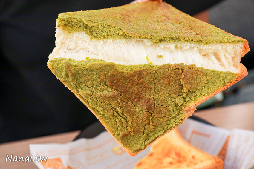 這家早餐店新推出抹茶奶酥厚片用料毫不手軟，撥開厚厚抹茶奶酥醬令人凍未條~