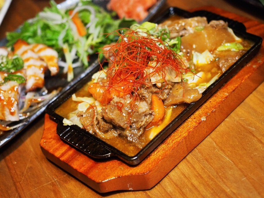 台中西區居酒屋《隱居いざかや》抵達神隱少女日式氛圍居酒屋,門口鳥居燈籠超有氣氛!串燒、燒烤、創意和食