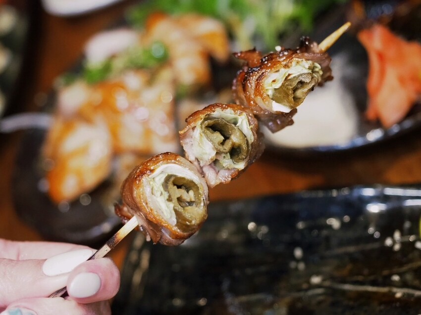 台中西區居酒屋《隱居いざかや》抵達神隱少女日式氛圍居酒屋,門口鳥居燈籠超有氣氛!串燒、燒烤、創意和食