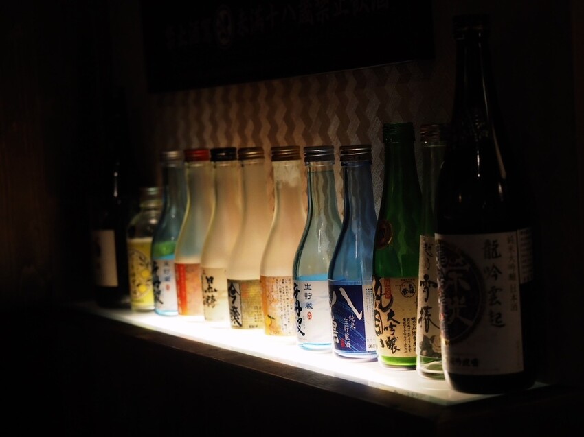 台中西區居酒屋《隱居いざかや》抵達神隱少女日式氛圍居酒屋,門口鳥居燈籠超有氣氛!串燒、燒烤、創意和食
