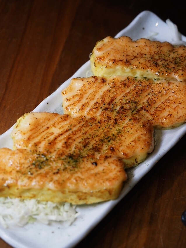 台中西區居酒屋《隱居いざかや》抵達神隱少女日式氛圍居酒屋,門口鳥居燈籠超有氣氛!串燒、燒烤、創意和食