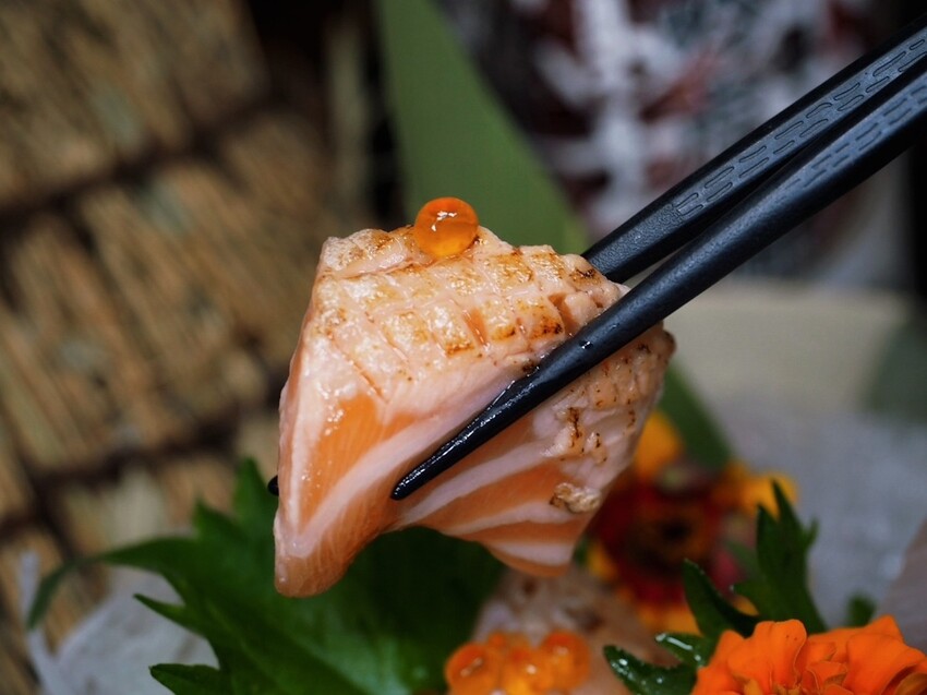 台中西區居酒屋《隱居いざかや》抵達神隱少女日式氛圍居酒屋,門口鳥居燈籠超有氣氛!串燒、燒烤、創意和食