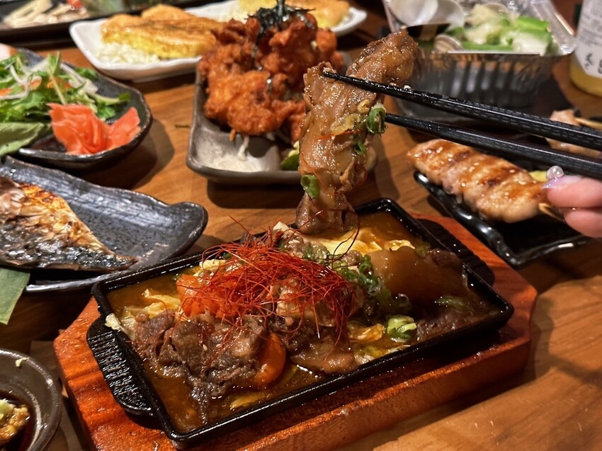 台中西區居酒屋《隱居いざかや》抵達神隱少女日式氛圍居酒屋,門口鳥居燈籠超有氣氛!串燒、燒烤、創意和食