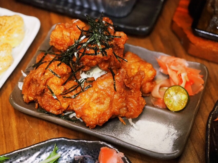 台中西區居酒屋《隱居いざかや》抵達神隱少女日式氛圍居酒屋,門口鳥居燈籠超有氣氛!串燒、燒烤、創意和食