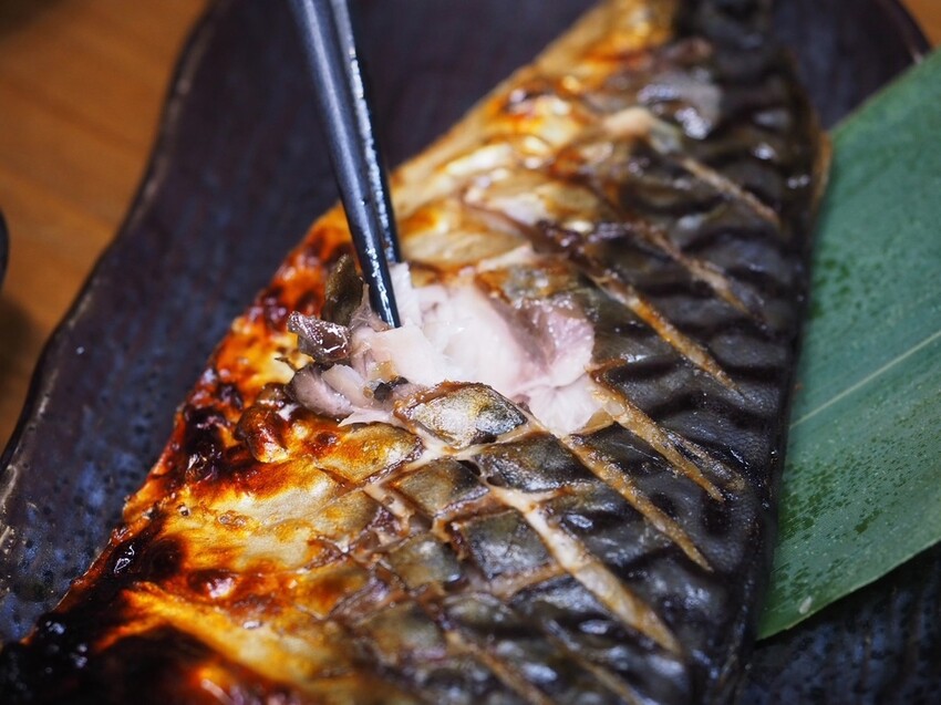 台中西區居酒屋《隱居いざかや》抵達神隱少女日式氛圍居酒屋,門口鳥居燈籠超有氣氛!串燒、燒烤、創意和食