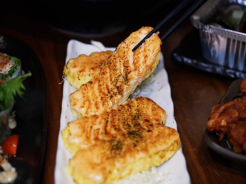 台中西區居酒屋《隱居いざかや》抵達神隱少女日式氛圍居酒屋,門口鳥居燈籠超有氣氛!串燒、燒烤、創意和食