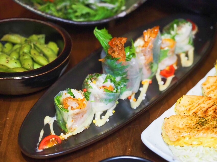 台中西區居酒屋《隱居いざかや》抵達神隱少女日式氛圍居酒屋,門口鳥居燈籠超有氣氛!串燒、燒烤、創意和食