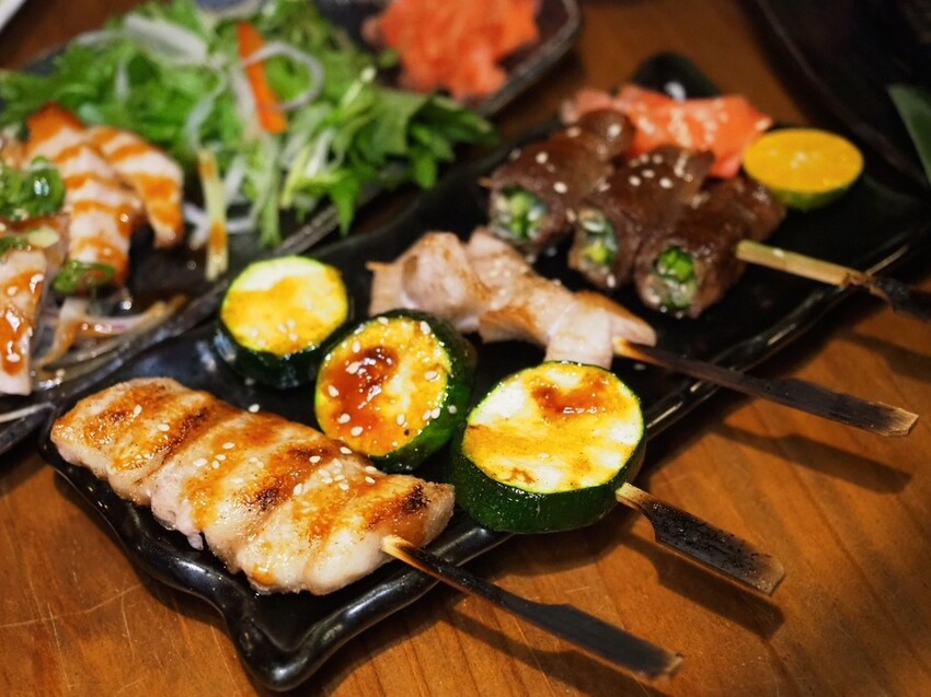 台中西區居酒屋《隱居いざかや》抵達神隱少女日式氛圍居酒屋,門口鳥居燈籠超有氣氛!串燒、燒烤、創意和食