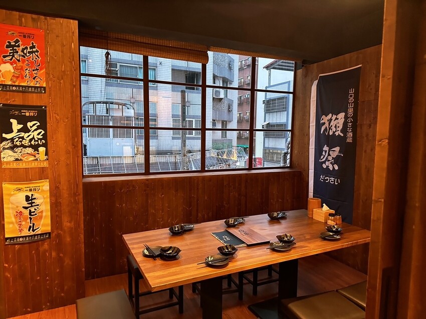 台中西區居酒屋《隱居いざかや》抵達神隱少女日式氛圍居酒屋,門口鳥居燈籠超有氣氛!串燒、燒烤、創意和食