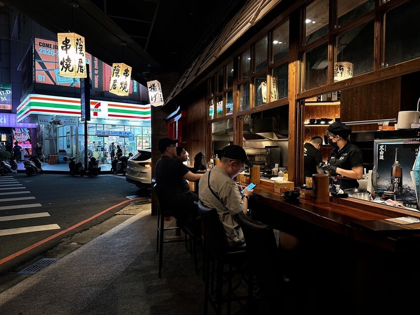 台中西區居酒屋《隱居いざかや》抵達神隱少女日式氛圍居酒屋,門口鳥居燈籠超有氣氛!串燒、燒烤、創意和食