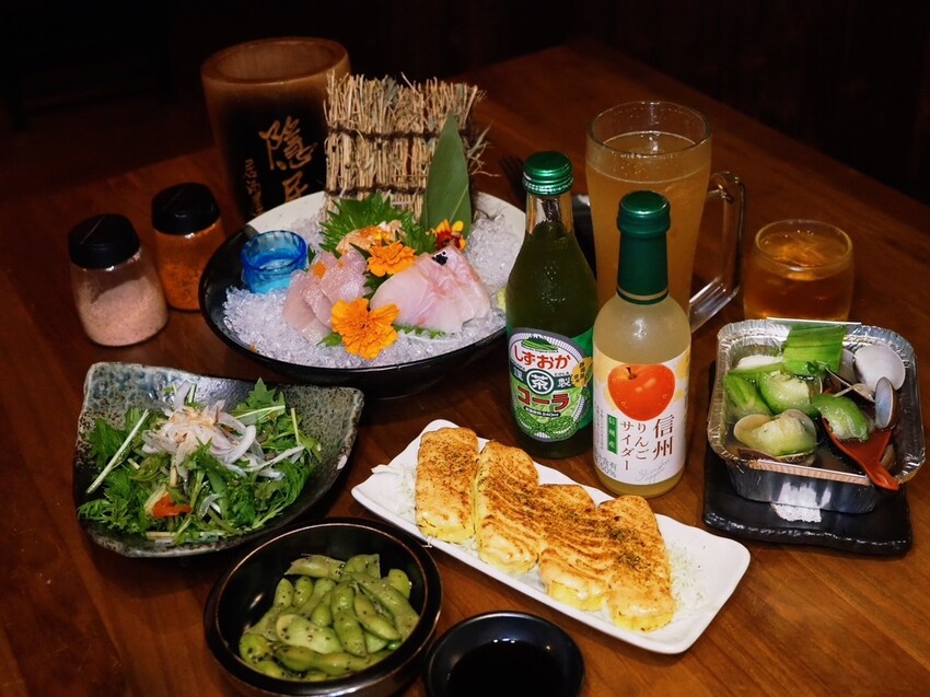 台中西區居酒屋《隱居いざかや》抵達神隱少女日式氛圍居酒屋,門口鳥居燈籠超有氣氛!串燒、燒烤、創意和食