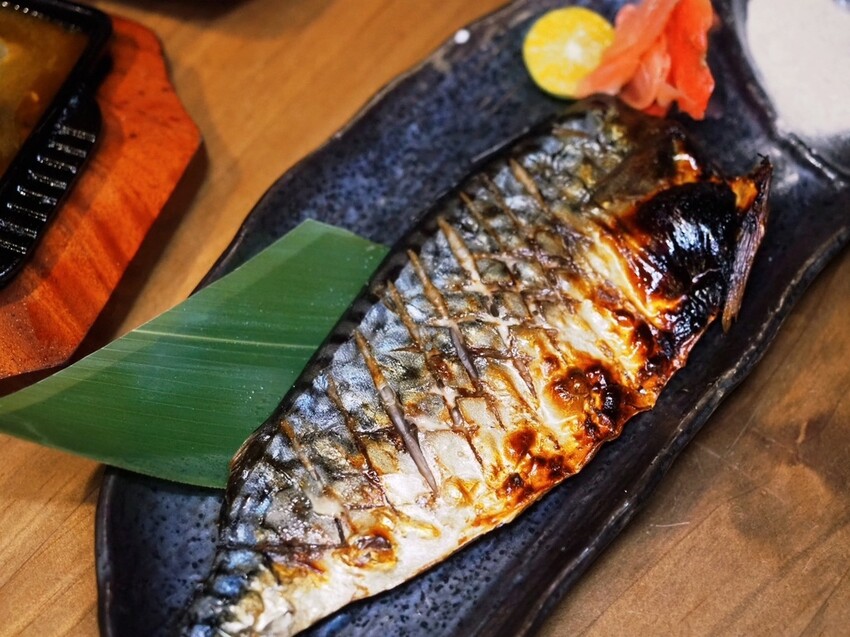 台中西區居酒屋《隱居いざかや》抵達神隱少女日式氛圍居酒屋,門口鳥居燈籠超有氣氛!串燒、燒烤、創意和食