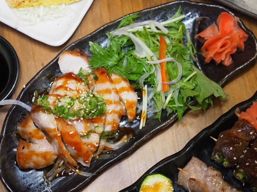 台中西區居酒屋《隱居いざかや》抵達神隱少女日式氛圍居酒屋,門口鳥居燈籠超有氣氛!串燒、燒烤、創意和食