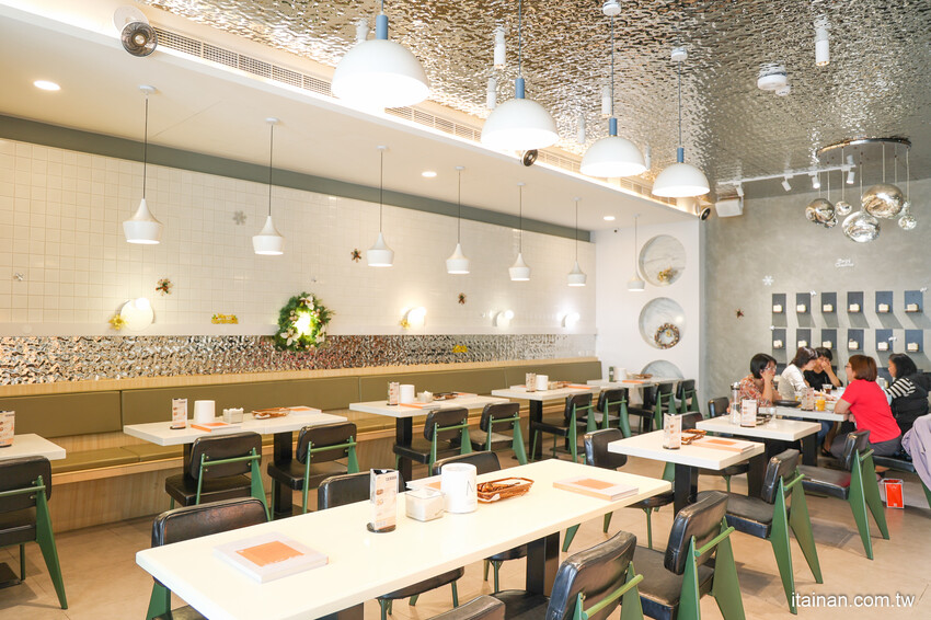 安南區的雪山~藏身在工業區的超夢幻咖啡廳,純白玻璃屋美到翻「MT.Sylvia Coffee 雪山貓」超吸睛聖誕烤雞餐,超Chill氛圍宛如偽出國 @台南好Food遊