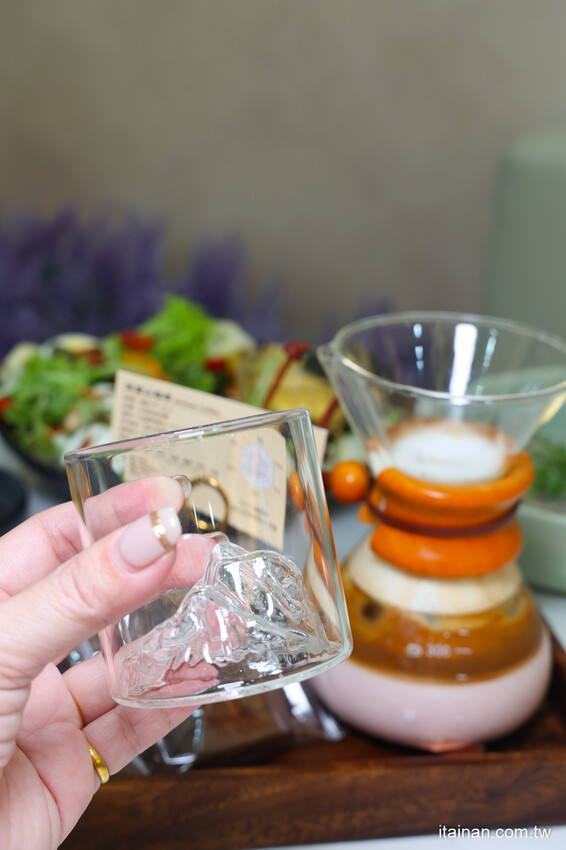 安南區的雪山~藏身在工業區的超夢幻咖啡廳,純白玻璃屋美到翻「MT.Sylvia Coffee 雪山貓」超吸睛聖誕烤雞餐,超Chill氛圍宛如偽出國 @台南好Food遊