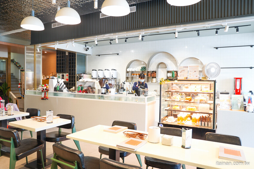 安南區的雪山~藏身在工業區的超夢幻咖啡廳,純白玻璃屋美到翻「MT.Sylvia Coffee 雪山貓」超吸睛聖誕烤雞餐,超Chill氛圍宛如偽出國 @台南好Food遊