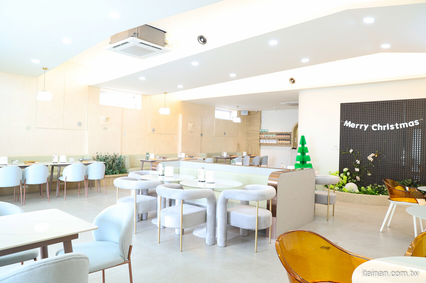 安南區的雪山~藏身在工業區的超夢幻咖啡廳,純白玻璃屋美到翻「MT.Sylvia Coffee 雪山貓」超吸睛聖誕烤雞餐,超Chill氛圍宛如偽出國 @台南好Food遊