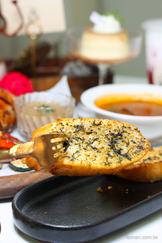 安南區的雪山~藏身在工業區的超夢幻咖啡廳,純白玻璃屋美到翻「MT.Sylvia Coffee 雪山貓」超吸睛聖誕烤雞餐,超Chill氛圍宛如偽出國 @台南好Food遊