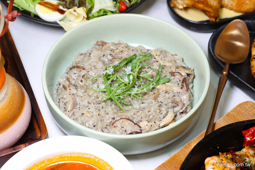 安南區的雪山~藏身在工業區的超夢幻咖啡廳,純白玻璃屋美到翻「MT.Sylvia Coffee 雪山貓」超吸睛聖誕烤雞餐,超Chill氛圍宛如偽出國 @台南好Food遊