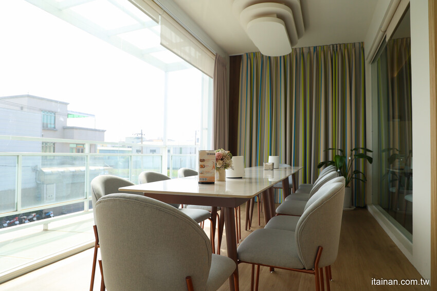 安南區的雪山~藏身在工業區的超夢幻咖啡廳,純白玻璃屋美到翻「MT.Sylvia Coffee 雪山貓」超吸睛聖誕烤雞餐,超Chill氛圍宛如偽出國 @台南好Food遊