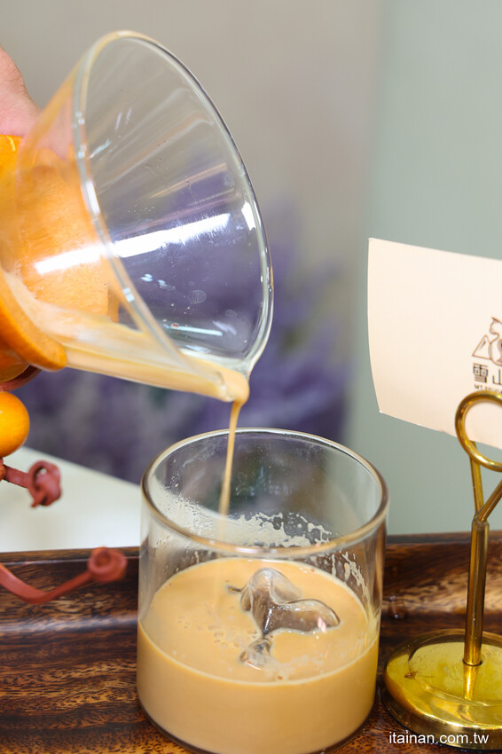 安南區的雪山~藏身在工業區的超夢幻咖啡廳,純白玻璃屋美到翻「MT.Sylvia Coffee 雪山貓」超吸睛聖誕烤雞餐,超Chill氛圍宛如偽出國 @台南好Food遊