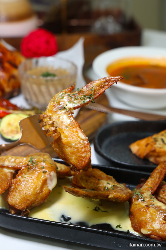 安南區的雪山~藏身在工業區的超夢幻咖啡廳,純白玻璃屋美到翻「MT.Sylvia Coffee 雪山貓」超吸睛聖誕烤雞餐,超Chill氛圍宛如偽出國 @台南好Food遊