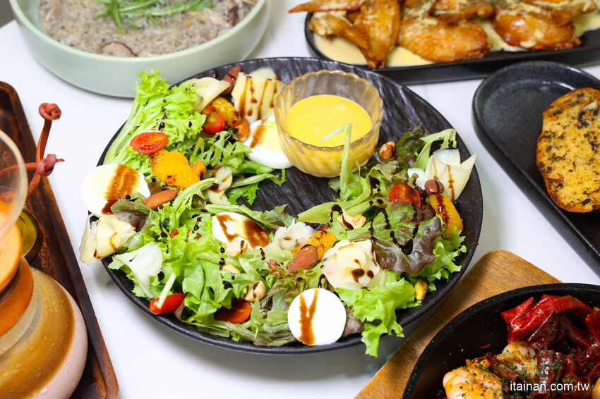 安南區的雪山~藏身在工業區的超夢幻咖啡廳,純白玻璃屋美到翻「MT.Sylvia Coffee 雪山貓」超吸睛聖誕烤雞餐,超Chill氛圍宛如偽出國 @台南好Food遊