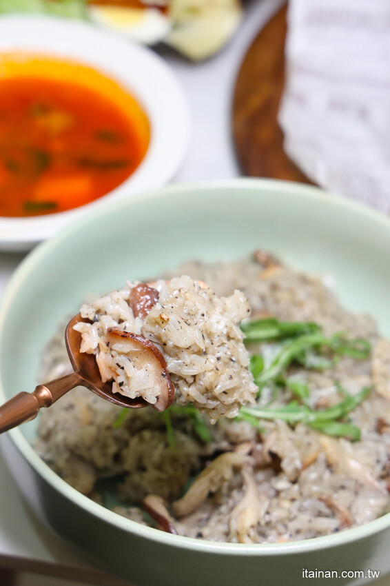 安南區的雪山~藏身在工業區的超夢幻咖啡廳,純白玻璃屋美到翻「MT.Sylvia Coffee 雪山貓」超吸睛聖誕烤雞餐,超Chill氛圍宛如偽出國 @台南好Food遊