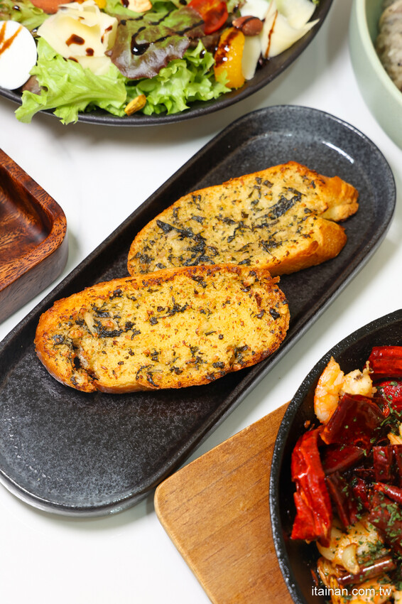 安南區的雪山~藏身在工業區的超夢幻咖啡廳,純白玻璃屋美到翻「MT.Sylvia Coffee 雪山貓」超吸睛聖誕烤雞餐,超Chill氛圍宛如偽出國 @台南好Food遊