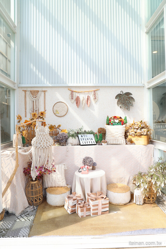 安南區的雪山~藏身在工業區的超夢幻咖啡廳,純白玻璃屋美到翻「MT.Sylvia Coffee 雪山貓」超吸睛聖誕烤雞餐,超Chill氛圍宛如偽出國 @台南好Food遊