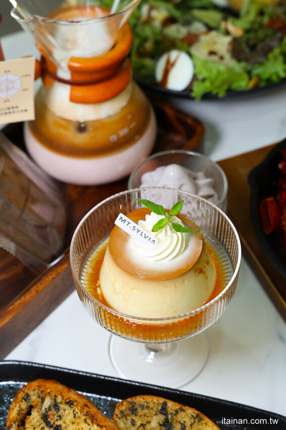 安南區的雪山~藏身在工業區的超夢幻咖啡廳,純白玻璃屋美到翻「MT.Sylvia Coffee 雪山貓」超吸睛聖誕烤雞餐,超Chill氛圍宛如偽出國 @台南好Food遊