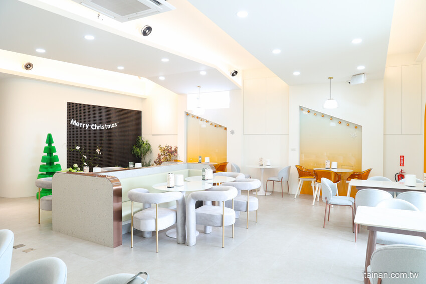 安南區的雪山~藏身在工業區的超夢幻咖啡廳,純白玻璃屋美到翻「MT.Sylvia Coffee 雪山貓」超吸睛聖誕烤雞餐,超Chill氛圍宛如偽出國 @台南好Food遊