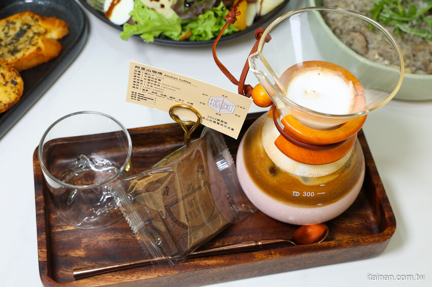 安南區的雪山~藏身在工業區的超夢幻咖啡廳,純白玻璃屋美到翻「MT.Sylvia Coffee 雪山貓」超吸睛聖誕烤雞餐,超Chill氛圍宛如偽出國 @台南好Food遊