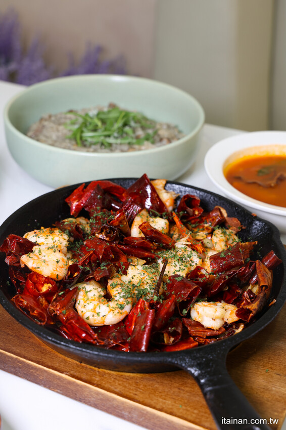 安南區的雪山~藏身在工業區的超夢幻咖啡廳,純白玻璃屋美到翻「MT.Sylvia Coffee 雪山貓」超吸睛聖誕烤雞餐,超Chill氛圍宛如偽出國 @台南好Food遊