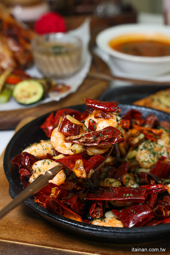 安南區的雪山~藏身在工業區的超夢幻咖啡廳,純白玻璃屋美到翻「MT.Sylvia Coffee 雪山貓」超吸睛聖誕烤雞餐,超Chill氛圍宛如偽出國 @台南好Food遊