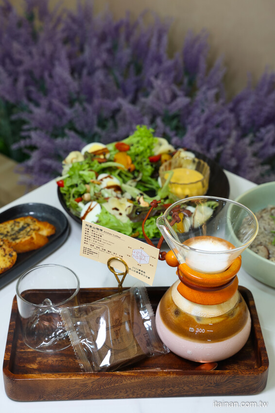 安南區的雪山~藏身在工業區的超夢幻咖啡廳,純白玻璃屋美到翻「MT.Sylvia Coffee 雪山貓」超吸睛聖誕烤雞餐,超Chill氛圍宛如偽出國 @台南好Food遊