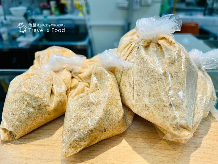 來去市場吃刈包！先炸後滷，滷出油亮綿密三層肉，賣完提早打烊～ @魚兒 x 牽手明太子的「視」界旅行