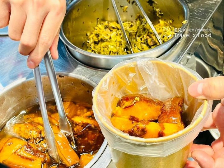 來去市場吃刈包！先炸後滷，滷出油亮綿密三層肉，賣完提早打烊～ @魚兒 x 牽手明太子的「視」界旅行